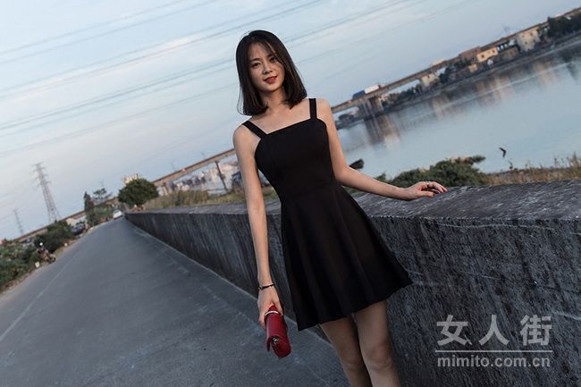 穿对吊带连衣裙,性感女神的独特代表