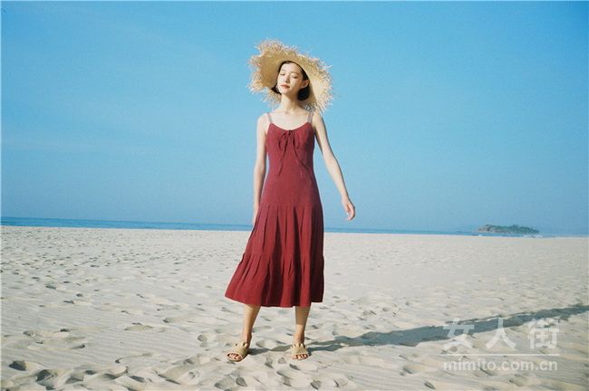 穿对吊带连衣裙,性感女神的独特代表